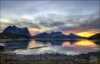 Bilde av fine farger like etter solnedgang ved havet i Kjerringvik, Efjord